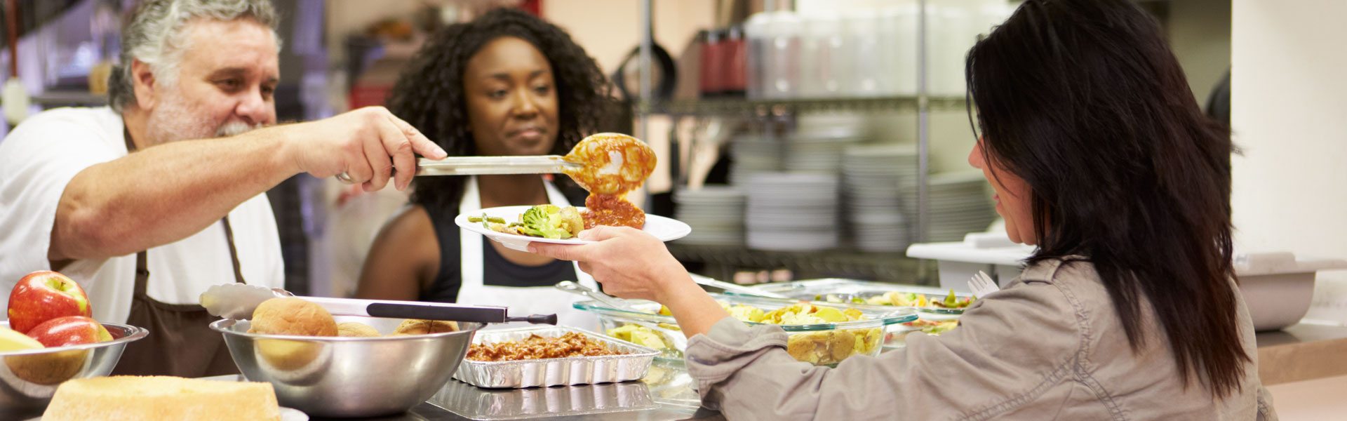 Photo de bénévole dans la cuisine d'un centre pour femmes