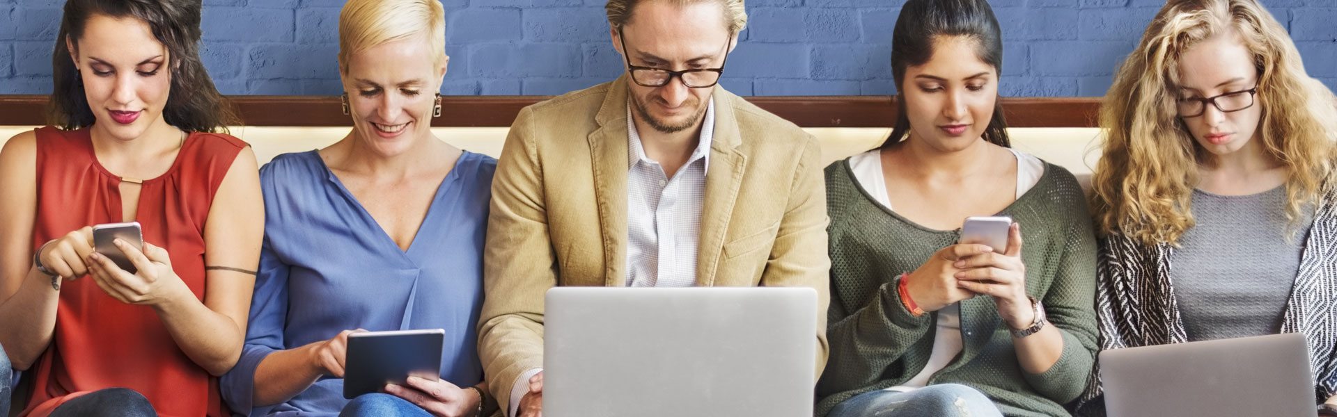 Photo de personnes utilisant divers médias : ordinateur, téléphones portables et tablettes