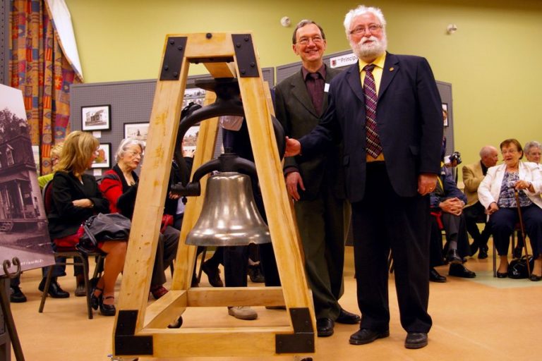 Remise de la cloche à la communauté grandbasiloise en 2011