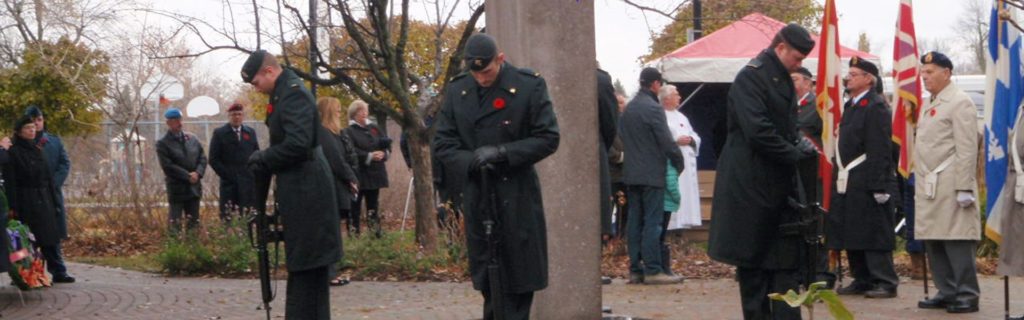 Cadets et autres personnes lors d'une cérémonie pour le jour du Souvenir