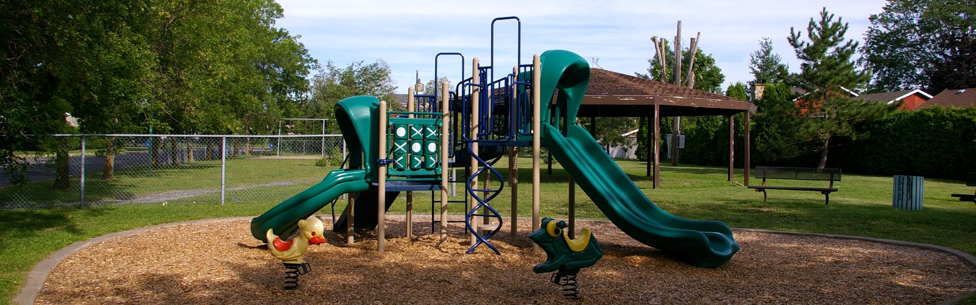 Photo des modules de jeux du parc de la Chanterelle