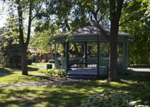 Photo de la gloriette près de la bibliothèque Roland-LeBlanc