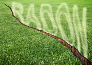 Photo d'une craque dans le sol de laquelle émane du radon