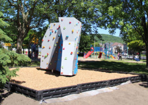 Structure d'escalade et vue du parc des Tinitaires