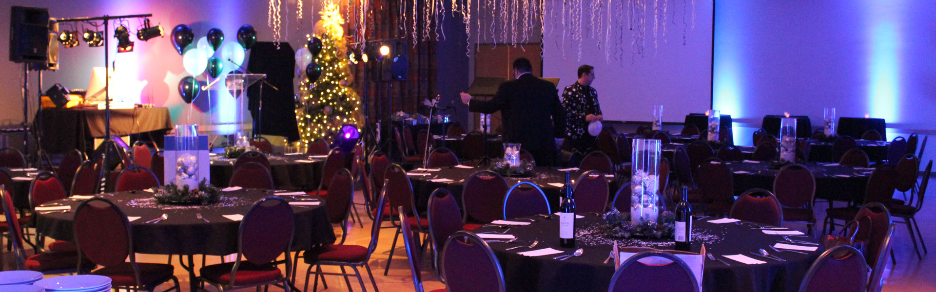 Vue de la grande salle du centre civique Bernard-Gagnon décorée pour une soirée